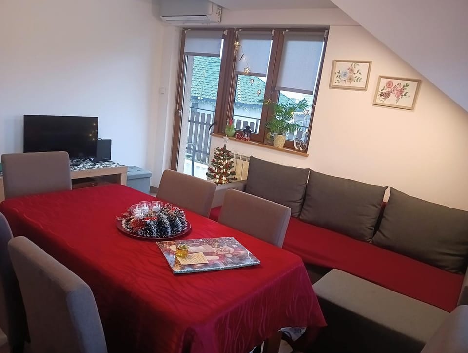 TV and multimedia, Living room, Seating area, Dining area