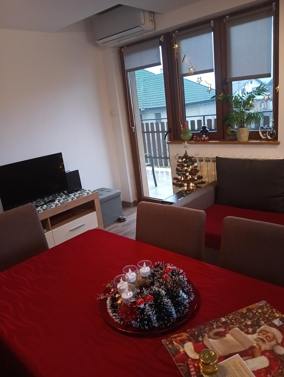 TV and multimedia, Living room, Seating area, Dining area
