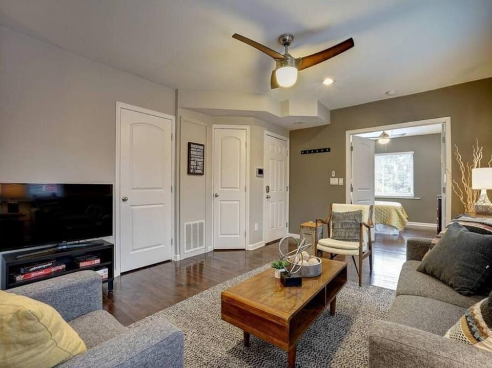 Two Comfy Condos Near City Center OTR UC Zoo Apartment in Cincinnati