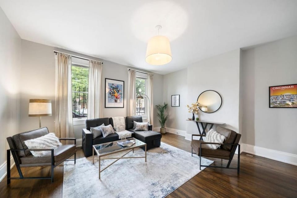 Walkable 2BR near Findlay Market Downtown UC Apartment in Over The Rhine