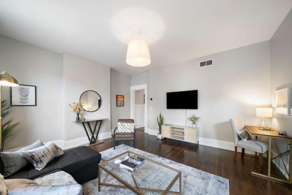Walkable 2BR near Findlay Market Downtown UC Apartment in Over The Rhine
