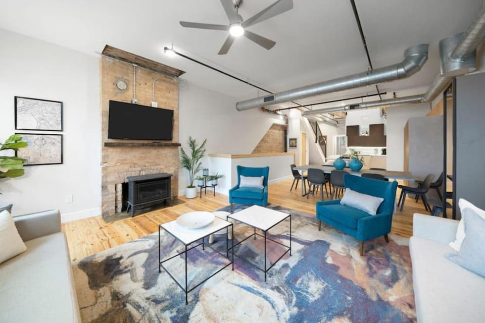 Huge Retrea w Rooftop Deck Stay At Farmers Market House in Over The Rhine