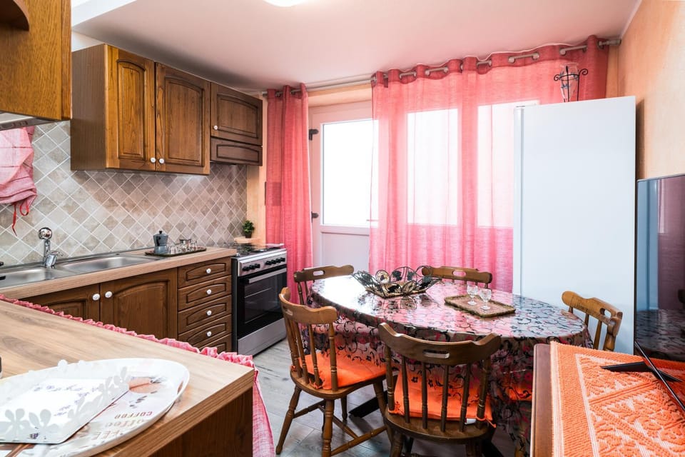 Property building, Kitchen or kitchenette, Living room