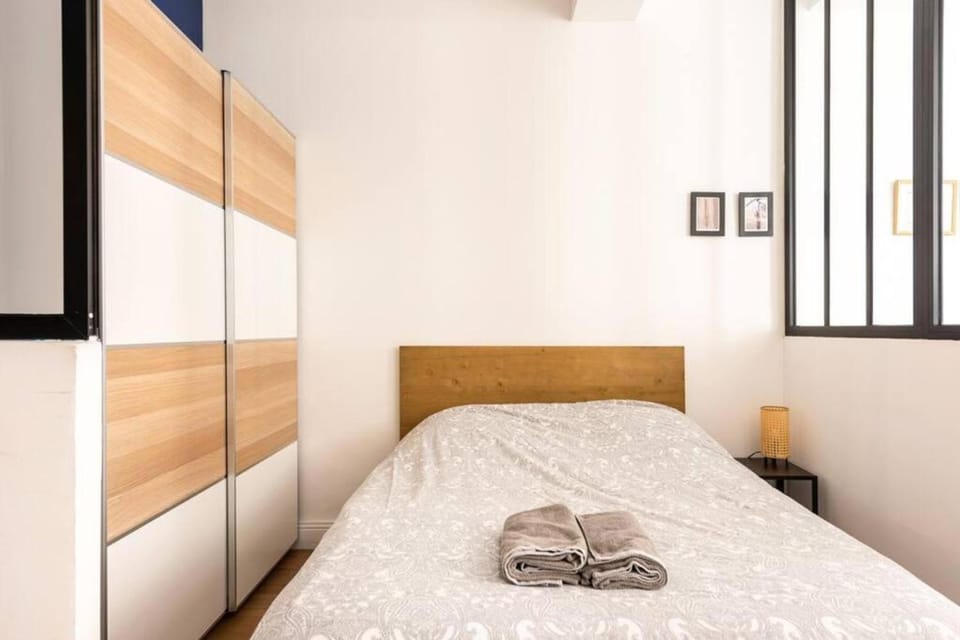Bed, Photo of the whole room, Bedroom, towels