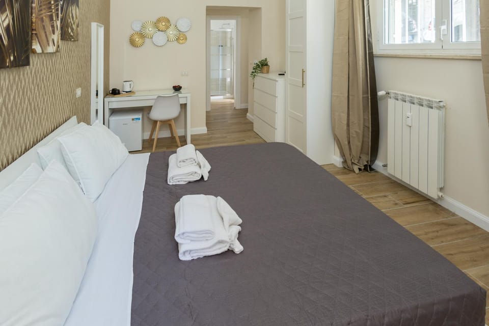 Bed, Photo of the whole room, Bedroom, internet, towels, wardrobe