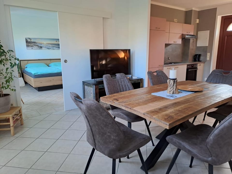 TV and multimedia, Kitchen or kitchenette, Seating area, Dining area, Food, kitchen