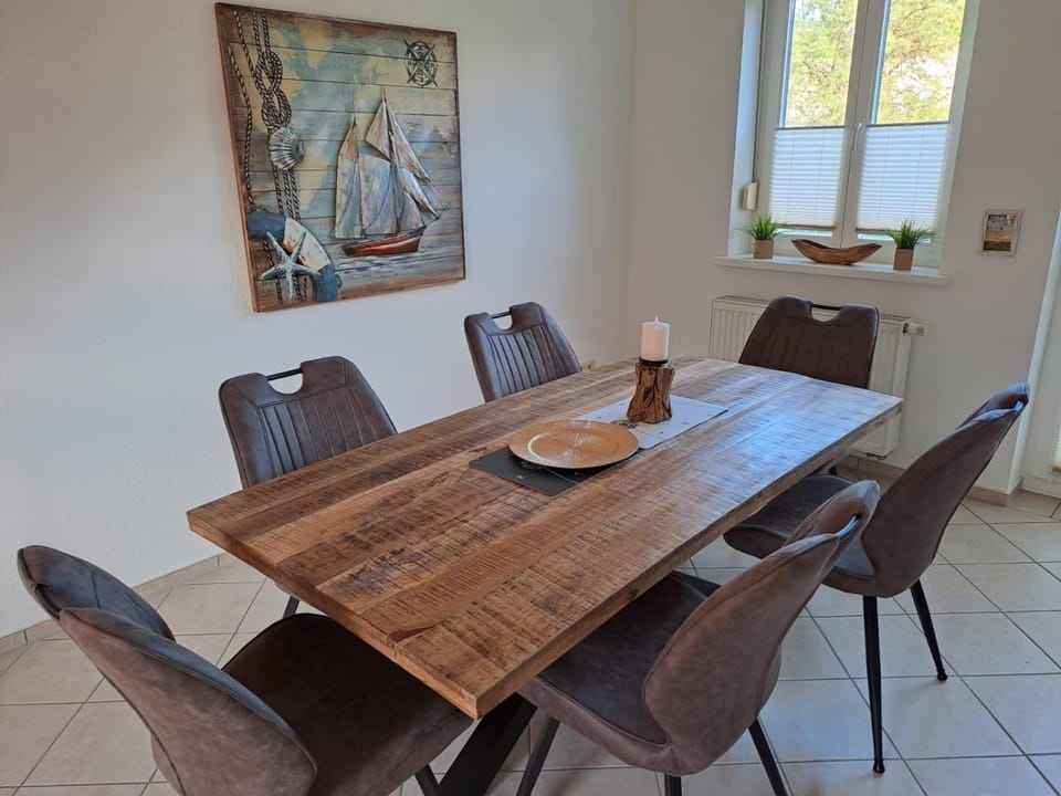 Dining area, Food