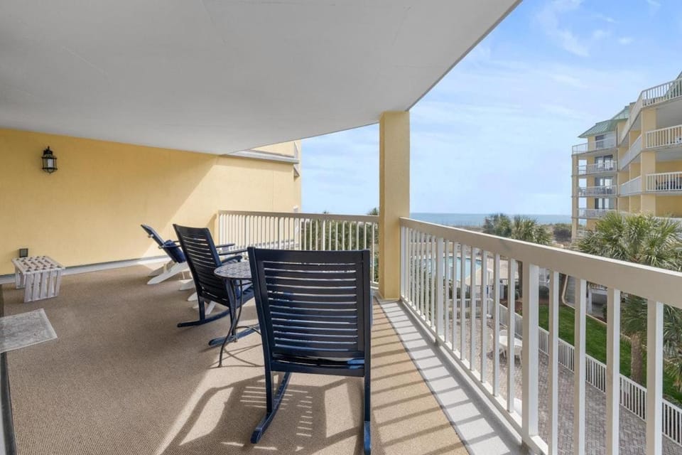 Ocean Paradise: 4BR Condo in Litchfield By the Sea House in South Carolina