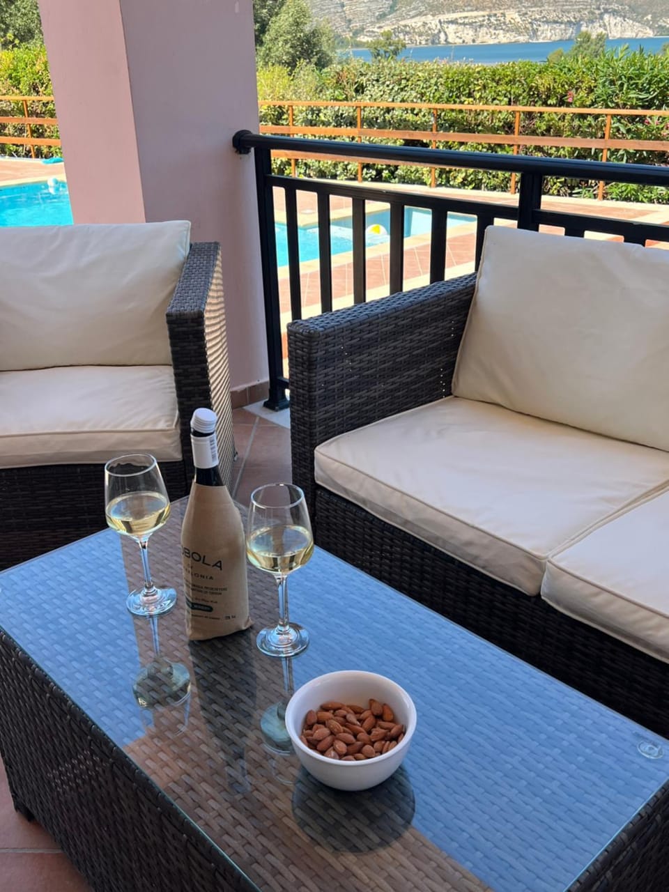 View (from property/room), Balcony/Terrace, Food and drinks, Seating area, Pool view, Drinks, Alcoholic drinks
