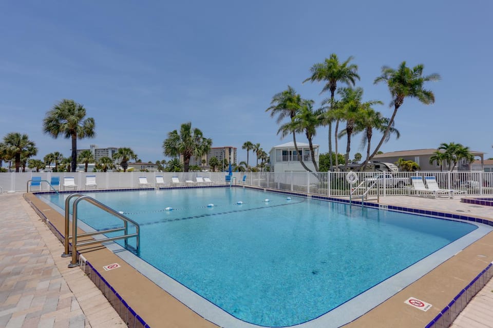 Pool Access, Walk to Beach! Cozy Jensen Beach Home House in Hutchinson Island