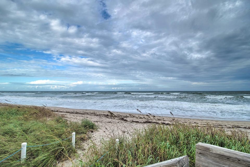 Pool Access, Walk to Beach! Cozy Jensen Beach Home House in Hutchinson Island