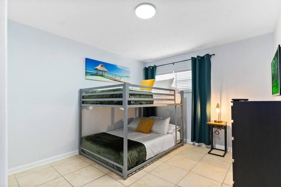 Bed, Photo of the whole room, Bedroom, bunk bed, towels