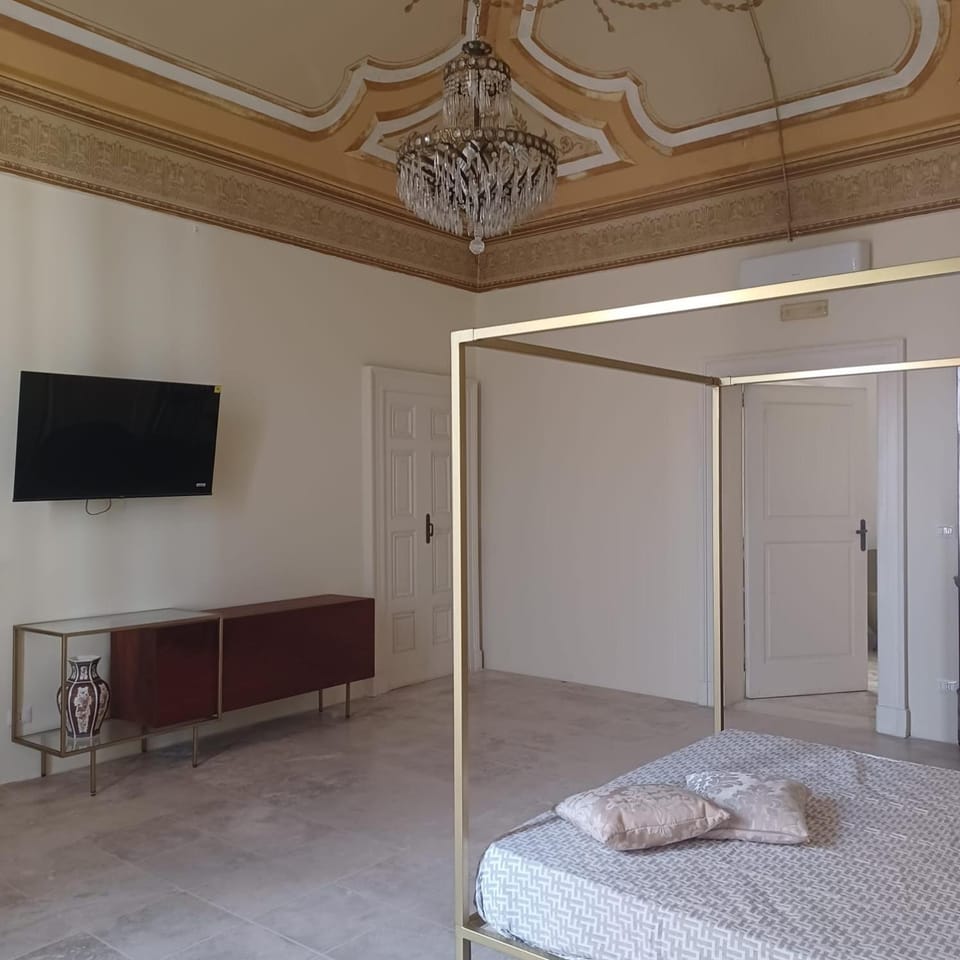 Bed, TV and multimedia, Photo of the whole room, Bedroom