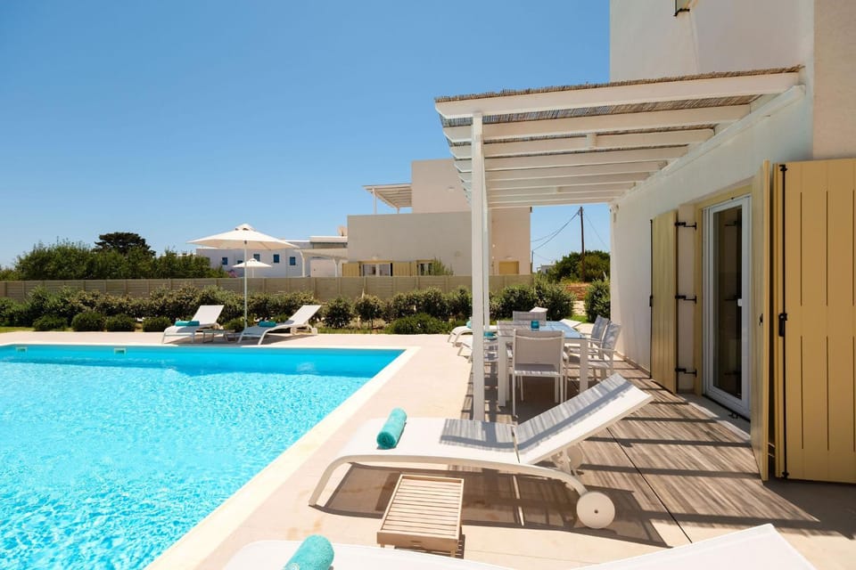 Patio, Day, Swimming pool, sunbed
