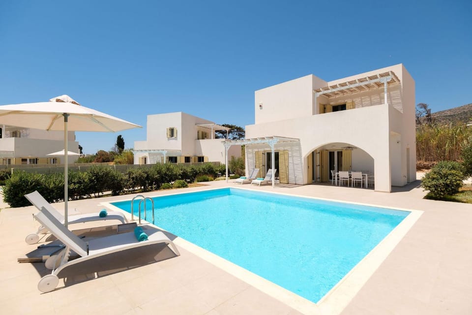Property building, Day, Swimming pool, sunbed