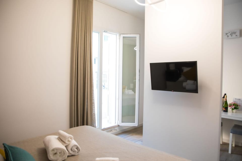 TV and multimedia, Balcony/Terrace, Photo of the whole room, Seating area, towels, VIP