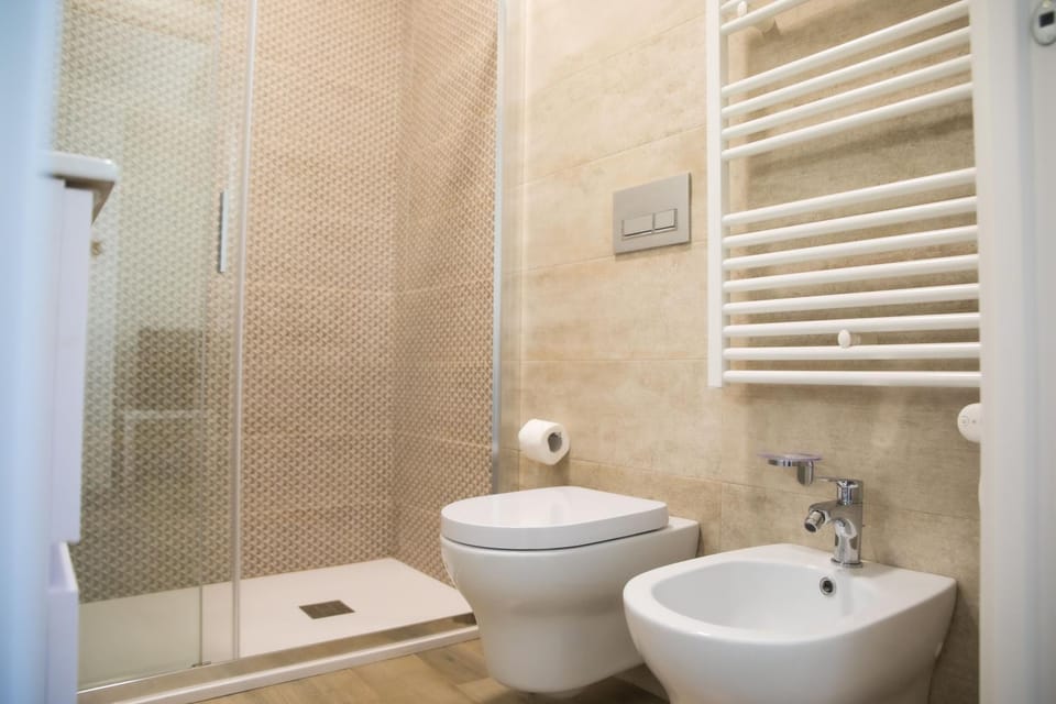 Shower, Toilet, Bathroom, bidet, towels