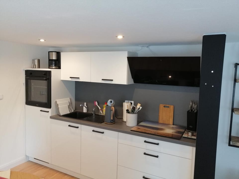 Coffee/tea facilities, Kitchen or kitchenette, stove