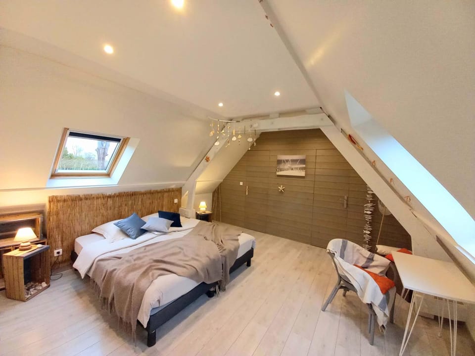 Toilet, Bed, Bathroom, Bedroom