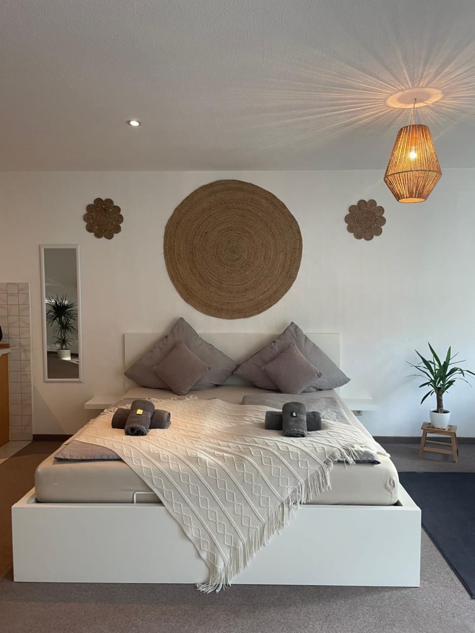 Kingsize Bett BOHO Apartment mit Tiefgarage nähe Salzburg Apartment in Berchtesgadener Land