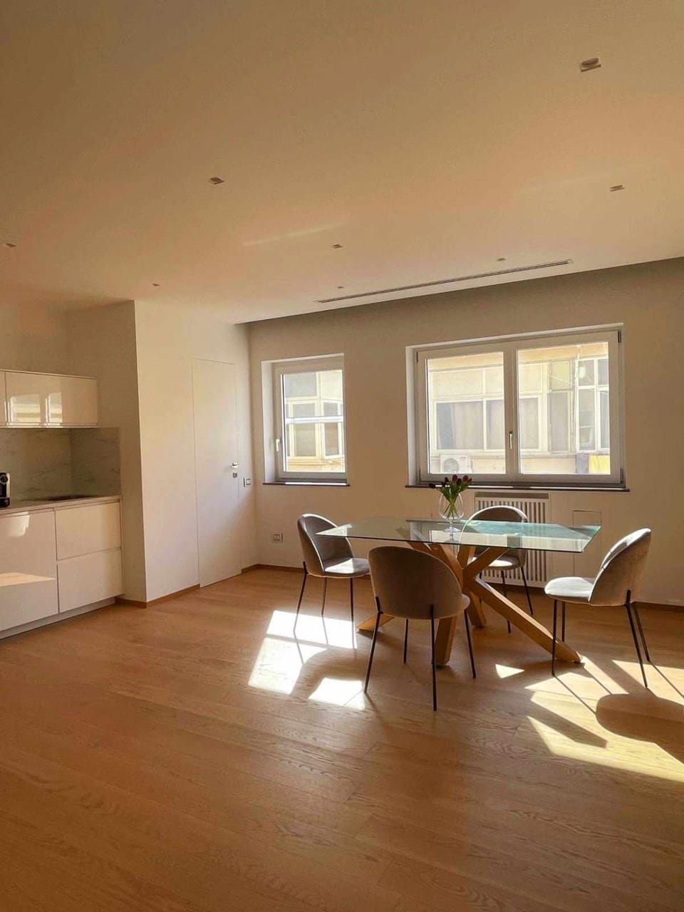 Kitchen or kitchenette, Living room, Seating area, Dining area