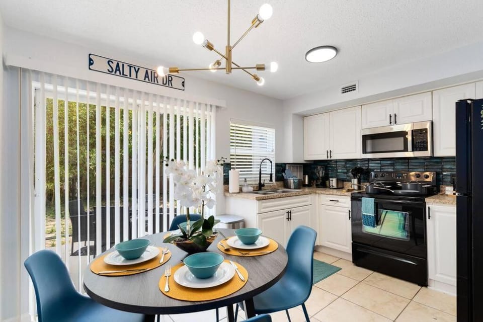 Kitchen or kitchenette, Seating area, Dining area, minibar, pet friendly, stove