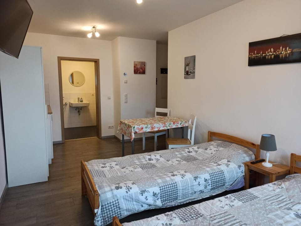 Bed, TV and multimedia, Living room, Photo of the whole room, Seating area, Dining area, Bedroom
