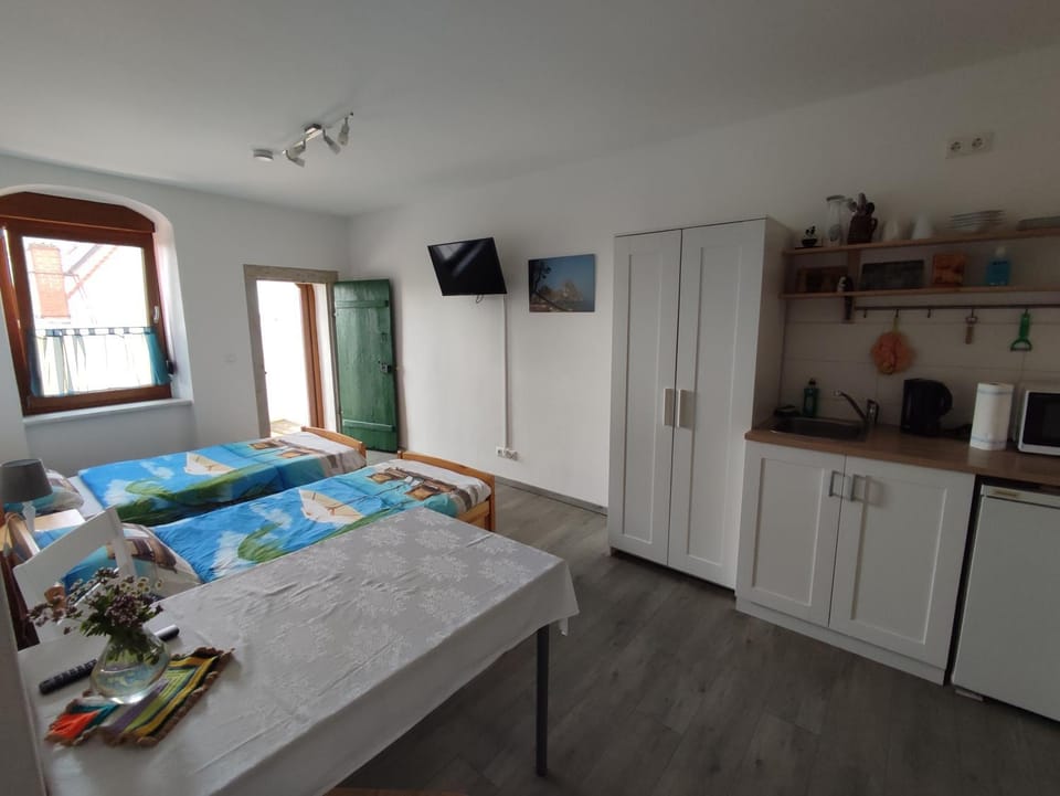 Dining area, Bedroom, kitchen