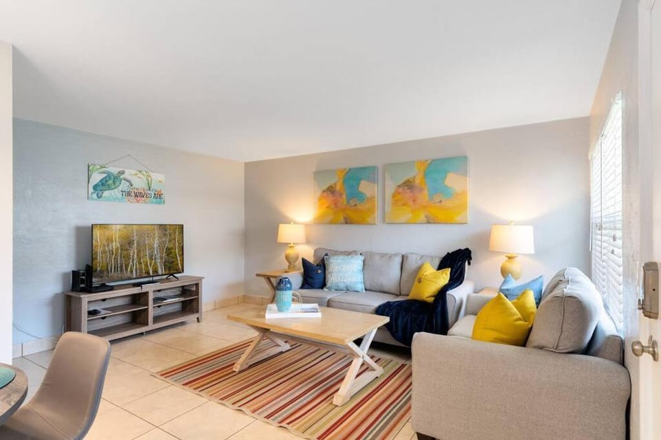 Communal lounge/ TV room, TV and multimedia, Living room, Seating area, Evening entertainment