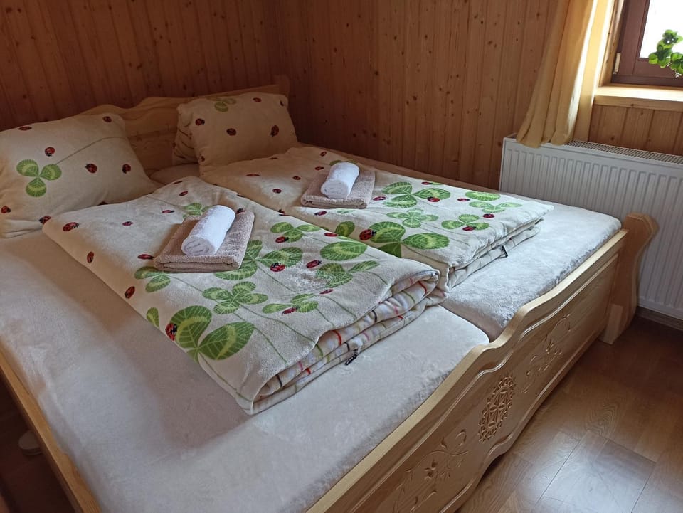 Bedroom, towels