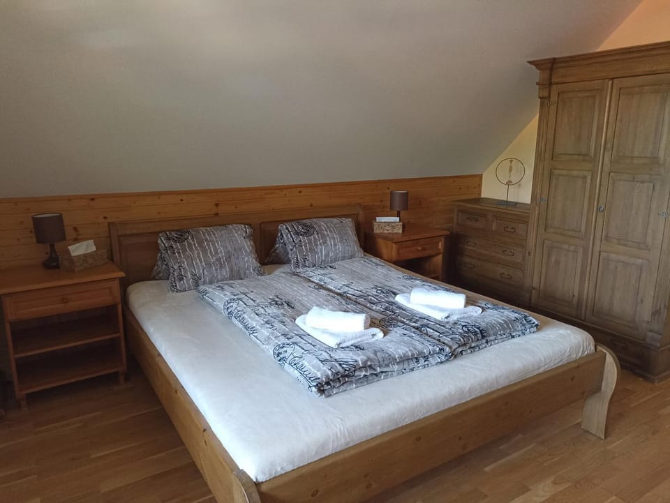 Photo of the whole room, Bedroom, towels, wardrobe