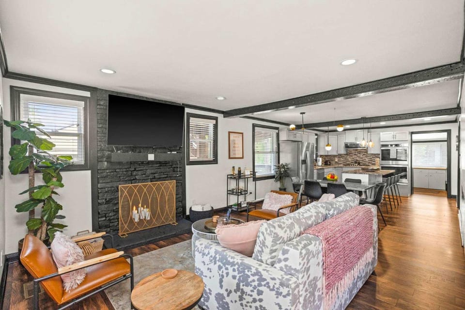 Cozy Bungalow close to Opry & Downtown Large Deck House in East Nashville