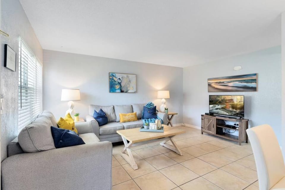 TV and multimedia, Living room, Seating area, Evening entertainment