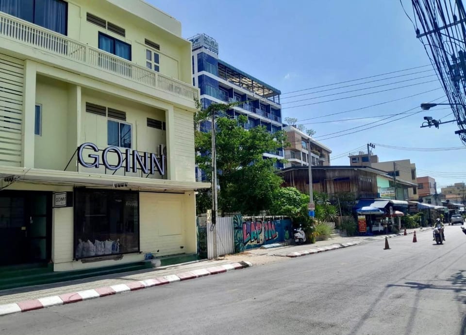 Property building, Day, City view, Location, group of guests