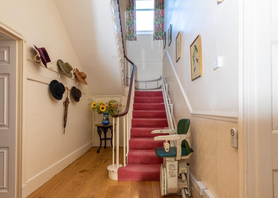Wendover House XL Luxury Country Home near Silverstone, with Beautiful Gardens, Pool & Sauna Apartment in Daventry District