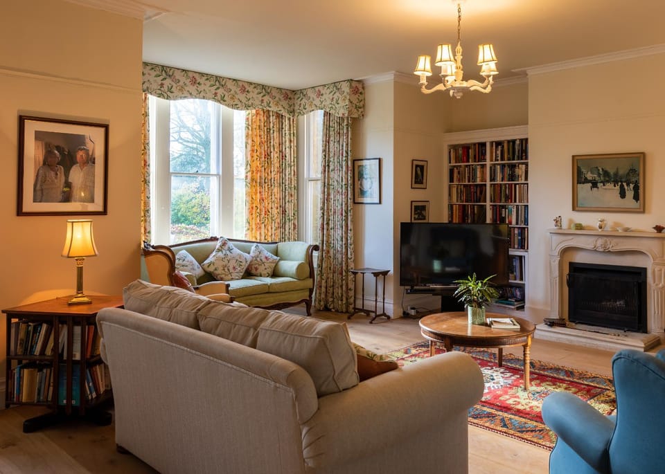 Wendover House XL Luxury Country Home near Silverstone, with Beautiful Gardens, Pool & Sauna Apartment in Daventry District