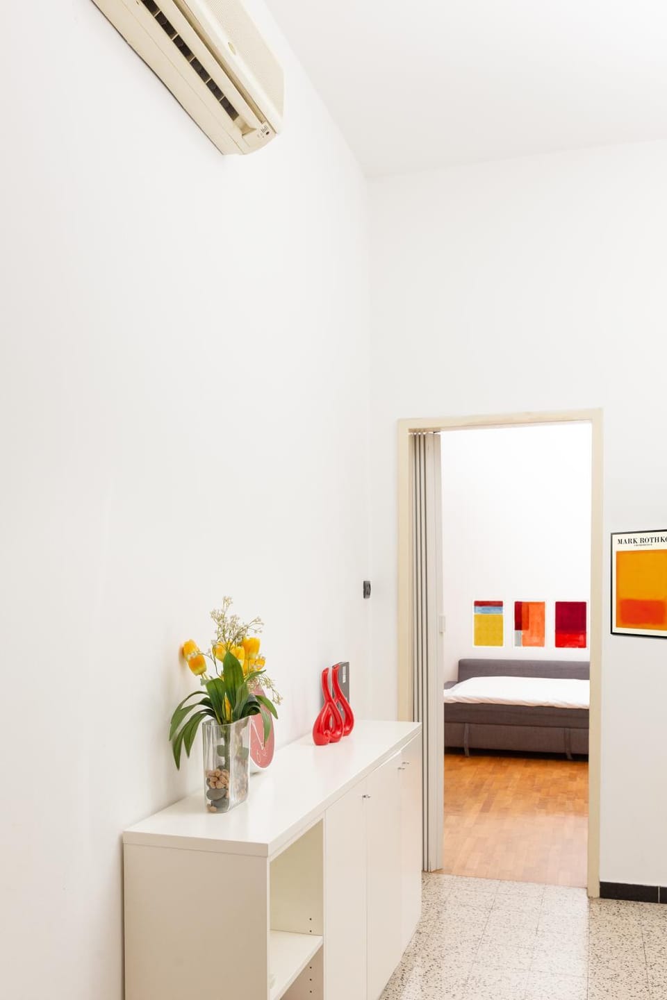 Bed, Living room, Photo of the whole room, Seating area, Bedroom, air conditioner