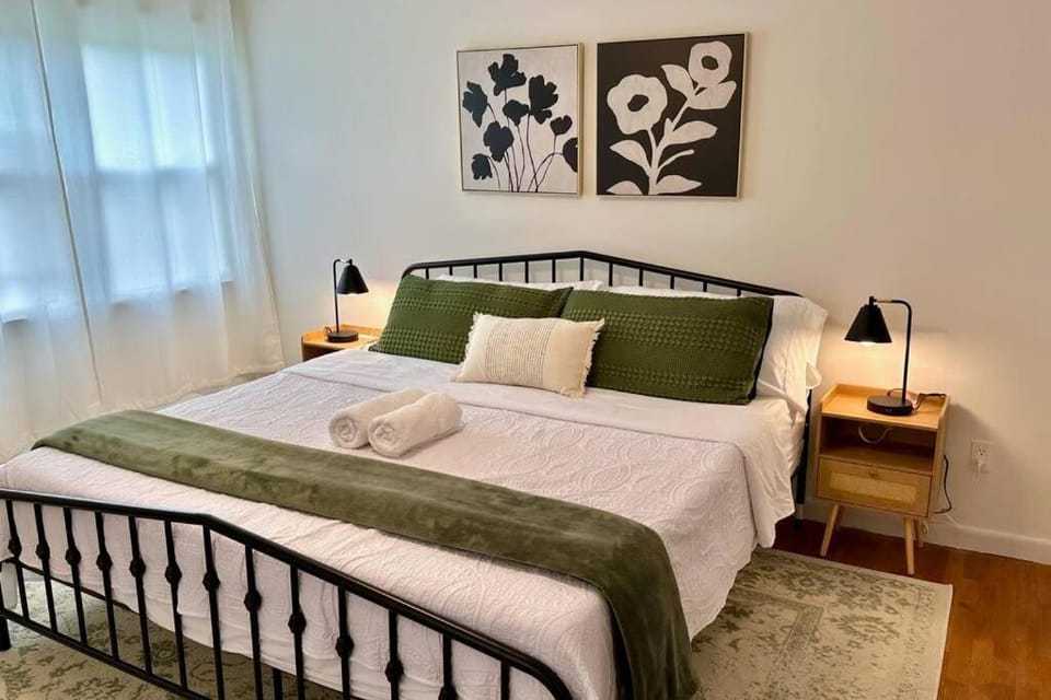 Bed, Photo of the whole room, Bedroom, towels