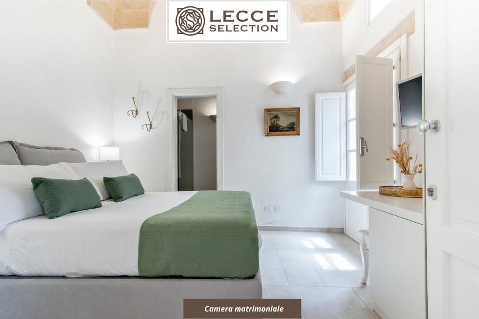 Bed, Property logo or sign, TV and multimedia, Photo of the whole room, Logo/Certificate/Sign, Bedroom, Text overlay, Certificate/Award