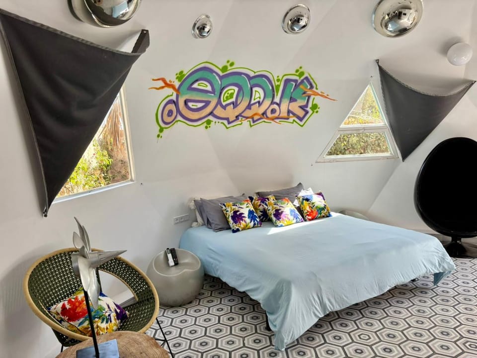 Photo of the whole room, Bedroom