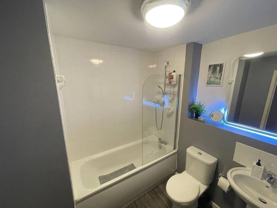 Shower, Toilet, Bathroom, Bath, towels
