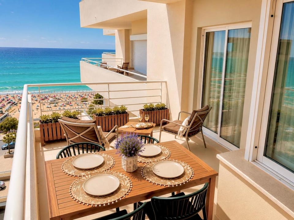 View (from property/room), Balcony/Terrace, Dining area, Beach, Landmark view, Sea view, Area and facilities, Family, sunbed