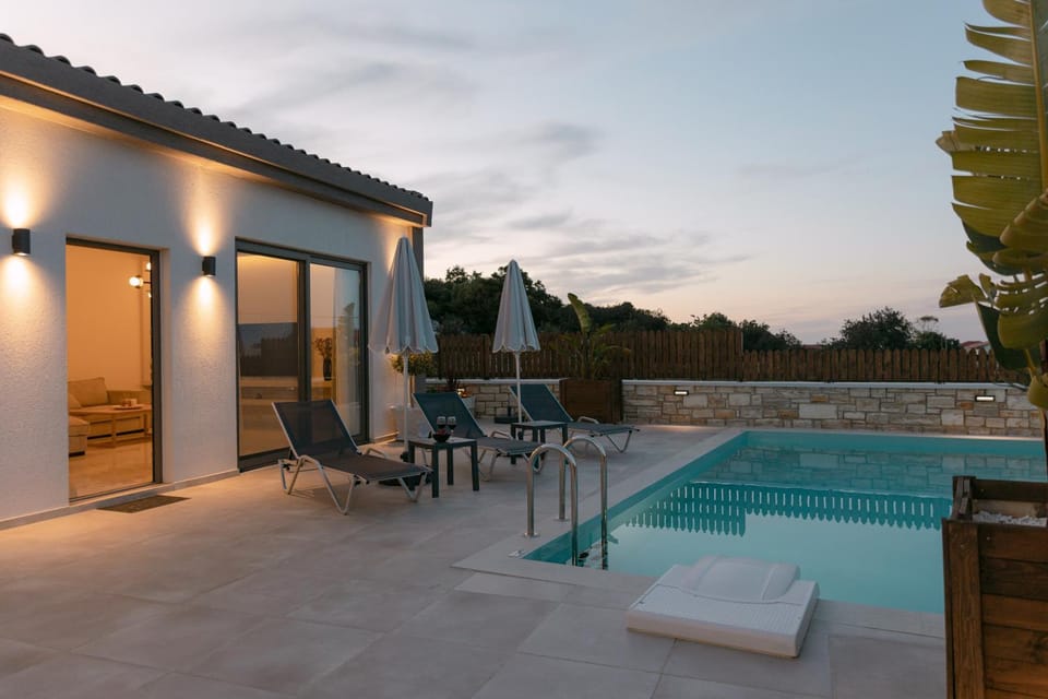 Pool view, Swimming pool, sunbed