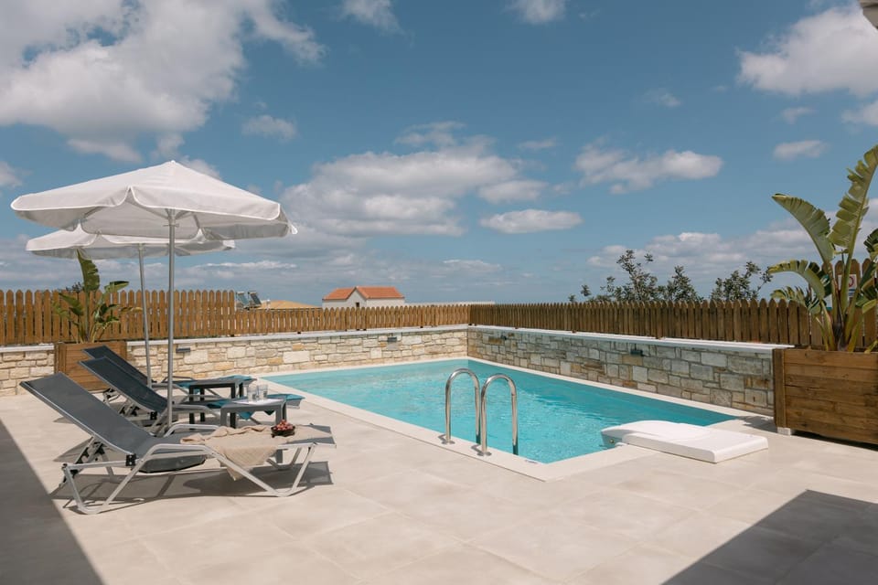 Day, Natural landscape, Pool view, Swimming pool, sunbed