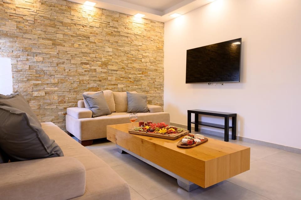 TV and multimedia, Living room, Food and drinks, Seating area, Food