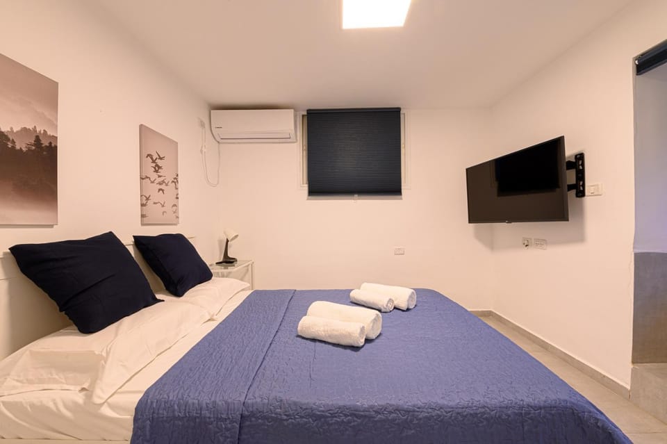 Bed, TV and multimedia, Photo of the whole room, Bedroom, towels, air conditioner