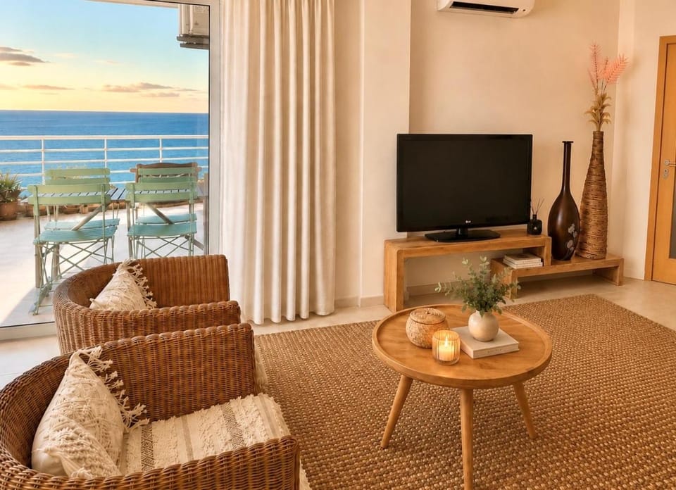 TV and multimedia, View (from property/room), Balcony/Terrace, Living room, Landmark view, Sea view