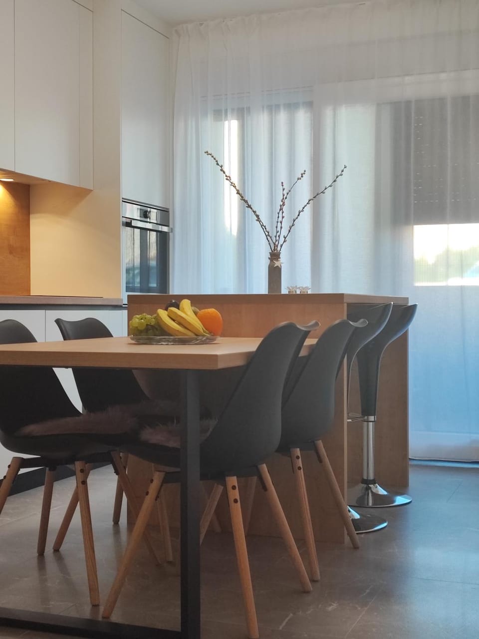 Kitchen or kitchenette, Dining area