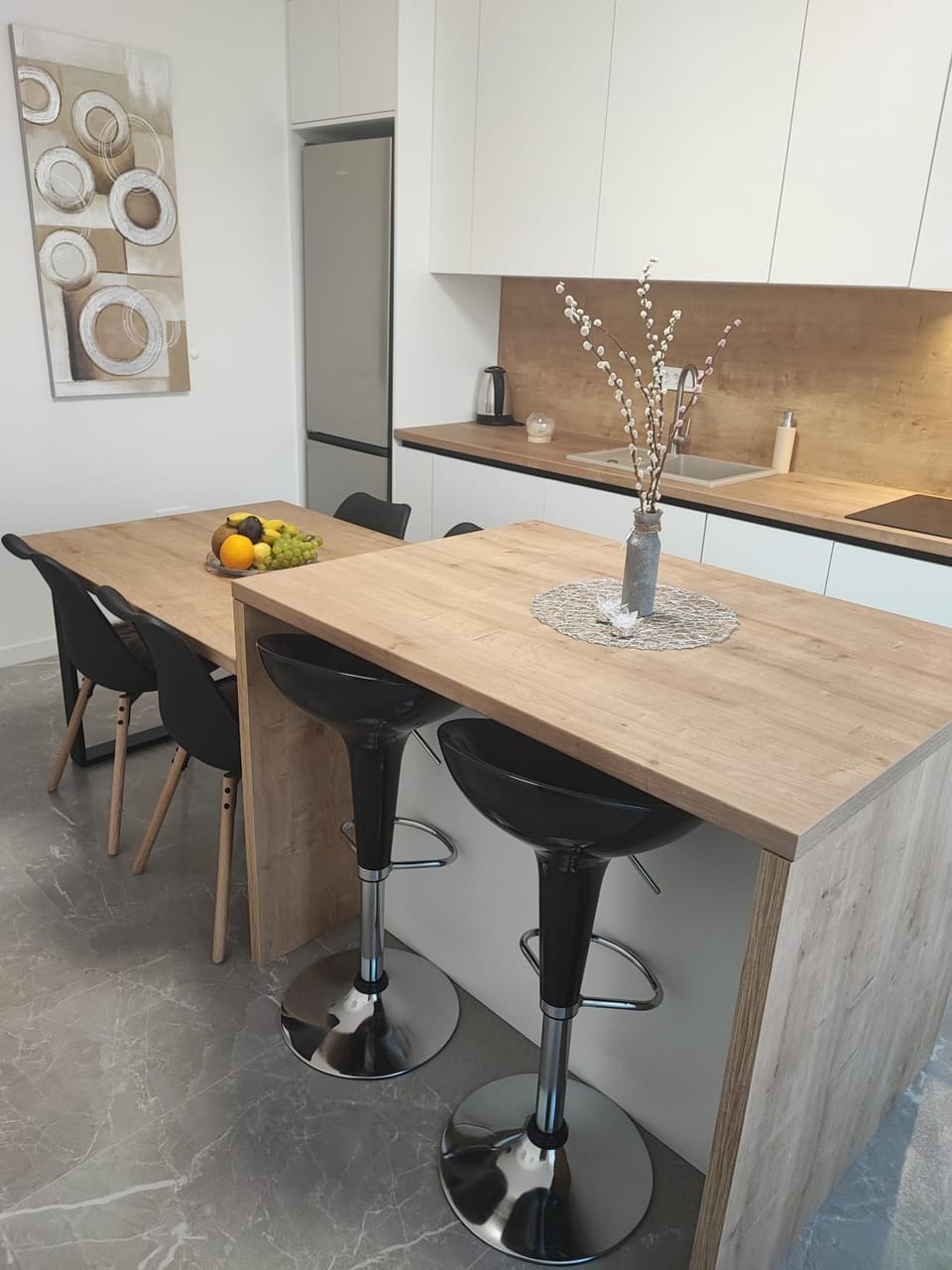 Kitchen or kitchenette, Dining area