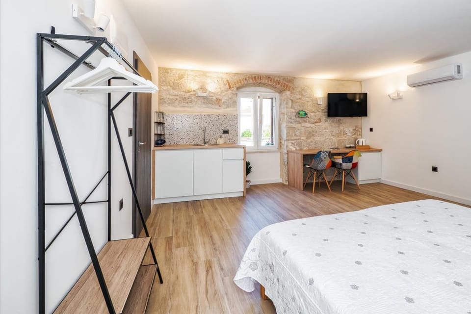 TV and multimedia, Kitchen or kitchenette, Bedroom, air conditioner